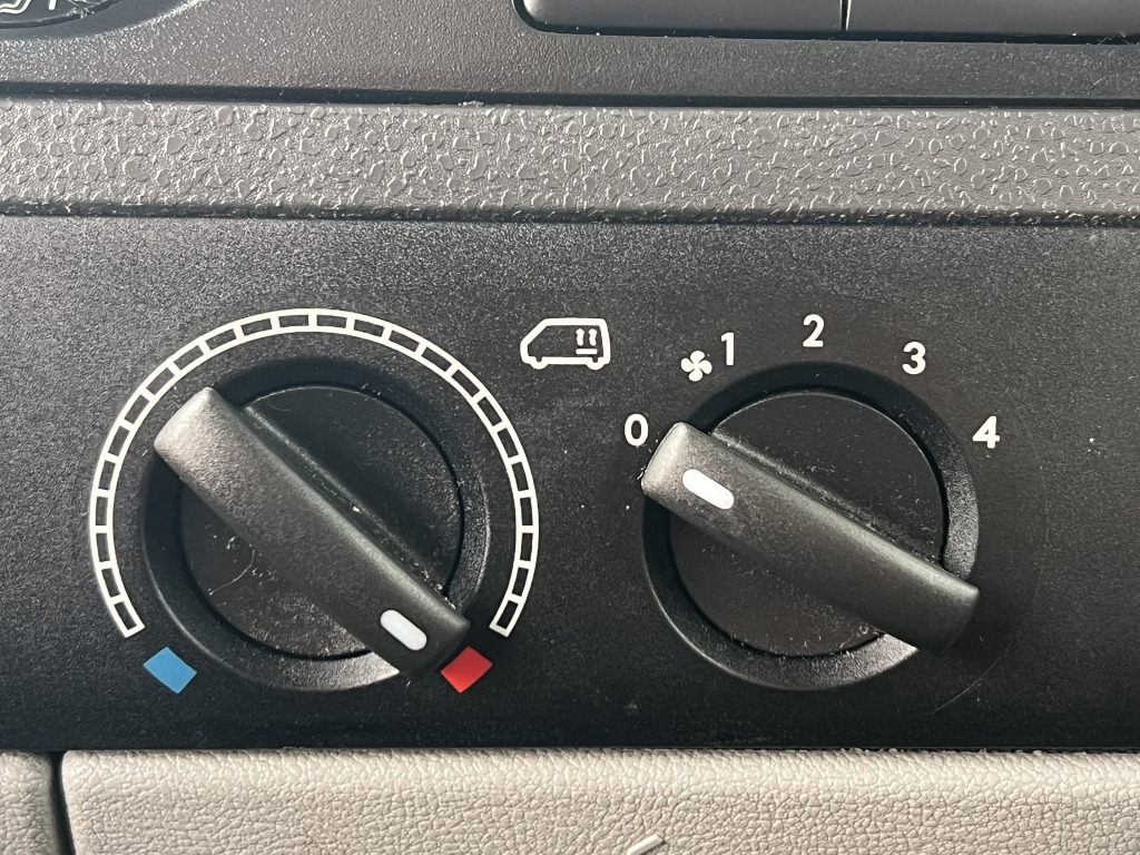 VW T5 Kombi 2,0 TDI BlueMotion Klima 9-Sitzer - Automóvel: foto 2 VW T5 Kombi 2,0 TDI BlueMotion Klima 9-Sitzer - Automóvel: foto 2