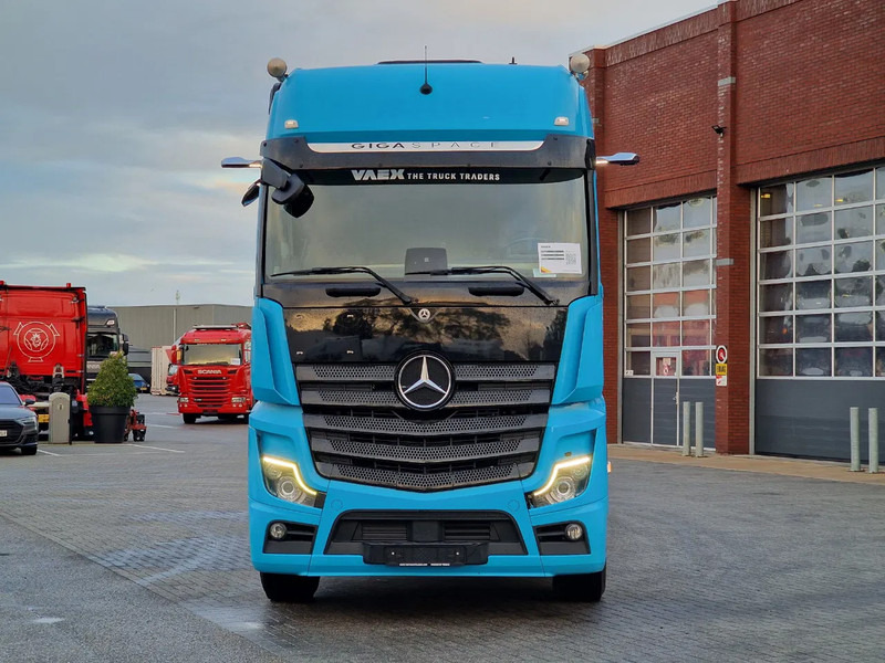 Mercedes-Benz Actros 2553 6x2 - BDF - Retarder - 4.90 WB - Full air + Fliegl trailer 2017 - Camião transportador de contêineres/ Caixa móvel: foto 2 Mercedes-Benz Actros 2553 6x2 - BDF - Retarder - 4.90 WB - Full air + Fliegl trailer 2017 - Camião transportador de contêineres/ Caixa móvel: foto 2
