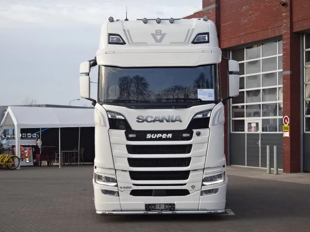 Scania 590S V8 NGS Highline 4x2 - New - Retarder - Leather - Alloy wheels Led - Navi - NEW! - Tractor: foto 2 Scania 590S V8 NGS Highline 4x2 - New - Retarder - Leather - Alloy wheels Led - Navi - NEW! - Tractor: foto 2