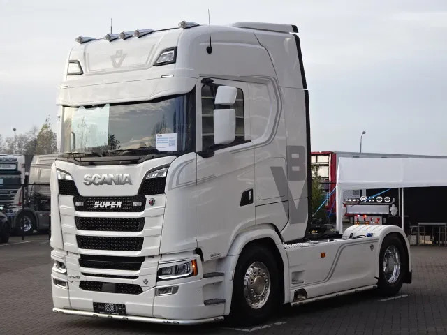 Scania 590S V8 NGS Highline 4x2 - New - Retarder - Leather - Alloy wheels Led - Navi - NEW! - Tractor: foto 3 Scania 590S V8 NGS Highline 4x2 - New - Retarder - Leather - Alloy wheels Led - Navi - NEW! - Tractor: foto 3