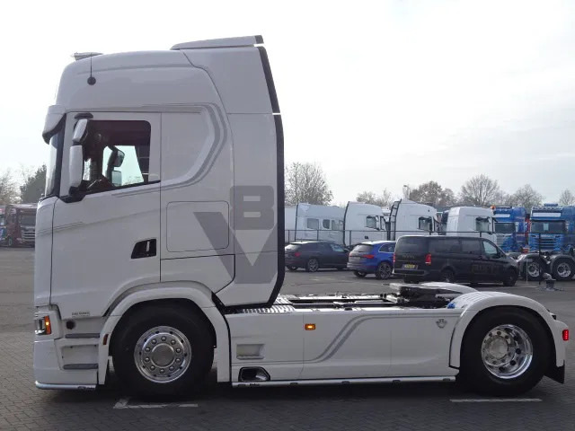 Scania 590S V8 NGS Highline 4x2 - New - Retarder - Leather - Alloy wheels Led - Navi - NEW! - Tractor: foto 4 Scania 590S V8 NGS Highline 4x2 - New - Retarder - Leather - Alloy wheels Led - Navi - NEW! - Tractor: foto 4