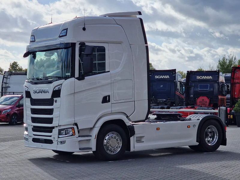 Scania 590S V8 NGS Highline 4x2 - New - Retarder - Leather - Alloy wheels Led - Navi - NEW! - Tractor: foto 3 Scania 590S V8 NGS Highline 4x2 - New - Retarder - Leather - Alloy wheels Led - Navi - NEW! - Tractor: foto 3
