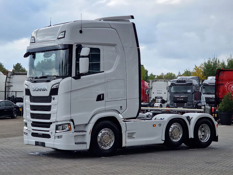 Scania 770S V8 NGS Highline 6x2/4 - New - Old dashboard - Full spec - Retarder - Night clima - Led - Leather - Navi - Tractor: foto 3 Scania 770S V8 NGS Highline 6x2/4 - New - Old dashboard - Full spec - Retarder - Night clima - Led - Leather - Navi - Tractor: foto 3