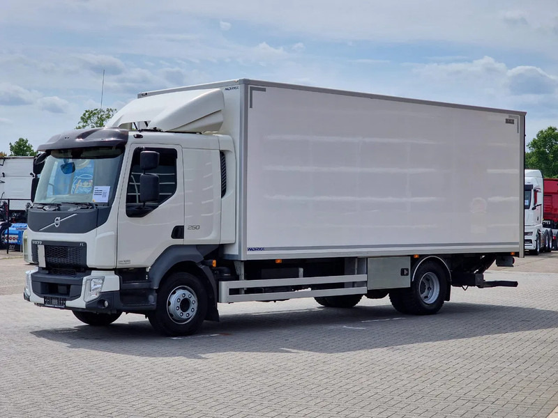 Volvo FL 250 Closed box - Loadlift - Automatic gearbox - Camera - Camião furgão: foto 3 Volvo FL 250 Closed box - Loadlift - Automatic gearbox - Camera - Camião furgão: foto 3