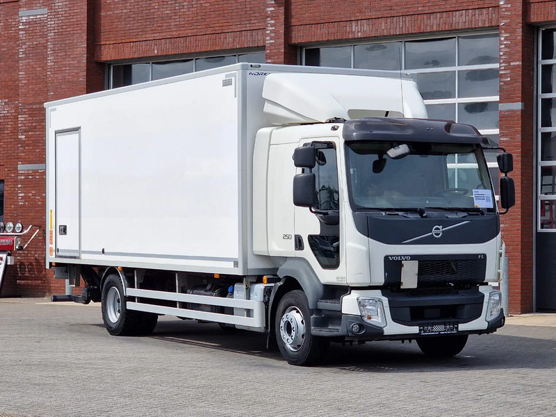 Volvo FL 250 Closed box - Loadlift - Automatic gearbox - Camera - Camião furgão: foto 1 Volvo FL 250 Closed box - Loadlift - Automatic gearbox - Camera - Camião furgão: foto 1