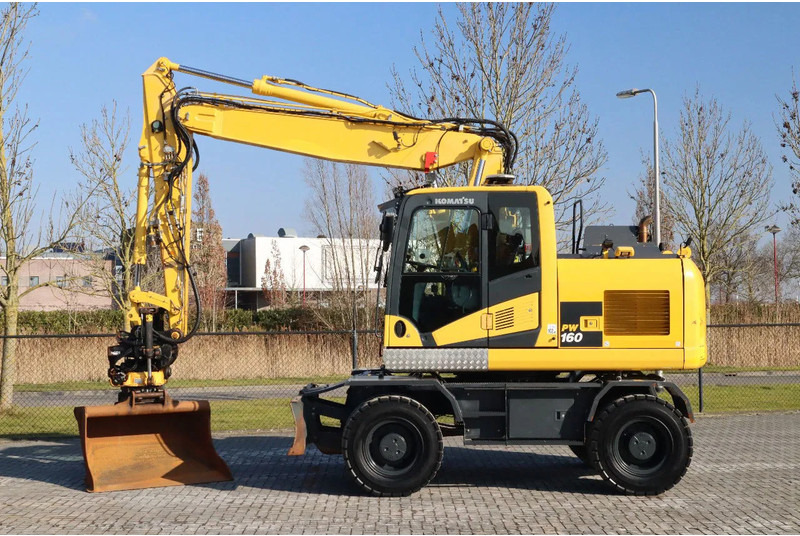 Komatsu PW160-11 | ENGCON TILTROTATOR | BUCKET | TRAILER HYDR. - Escavadeira de rodas: foto 1 Komatsu PW160-11 | ENGCON TILTROTATOR | BUCKET | TRAILER HYDR. - Escavadeira de rodas: foto 1