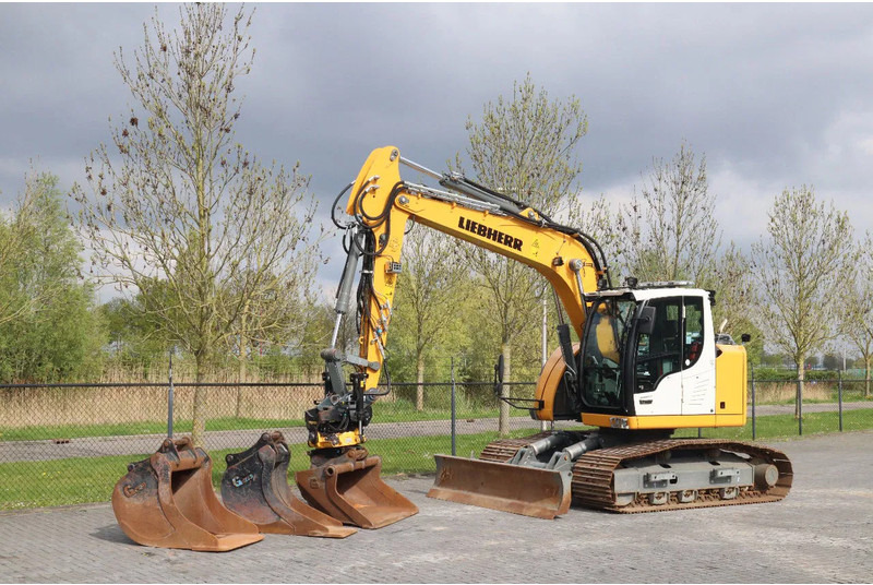 Liebherr R914 COMPACT S | ROTOTILT | 3X BUCKET | DOZERBLADE - Escavadora de rastos: foto 2 Liebherr R914 COMPACT S | ROTOTILT | 3X BUCKET | DOZERBLADE - Escavadora de rastos: foto 2