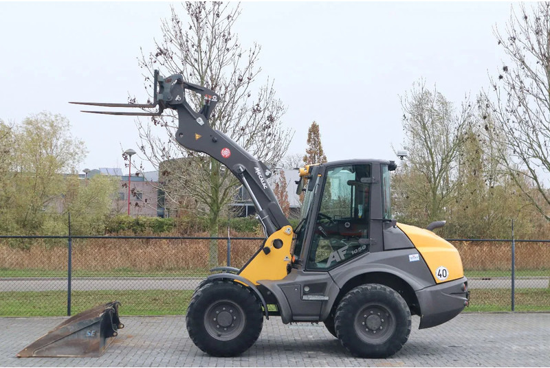 Mecalac AF 1050 | BUCKET | FORKS | HYDR. QUICK COUPLER - Pá carregadora de rodas: foto 1 Mecalac AF 1050 | BUCKET | FORKS | HYDR. QUICK COUPLER - Pá carregadora de rodas: foto 1
