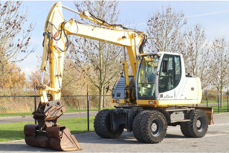 New Holland MH CITY | TILT BUCKET | QUICK COUPLER | DOZER BLADE - Escavadeira de rodas: foto 2 New Holland MH CITY | TILT BUCKET | QUICK COUPLER | DOZER BLADE - Escavadeira de rodas: foto 2