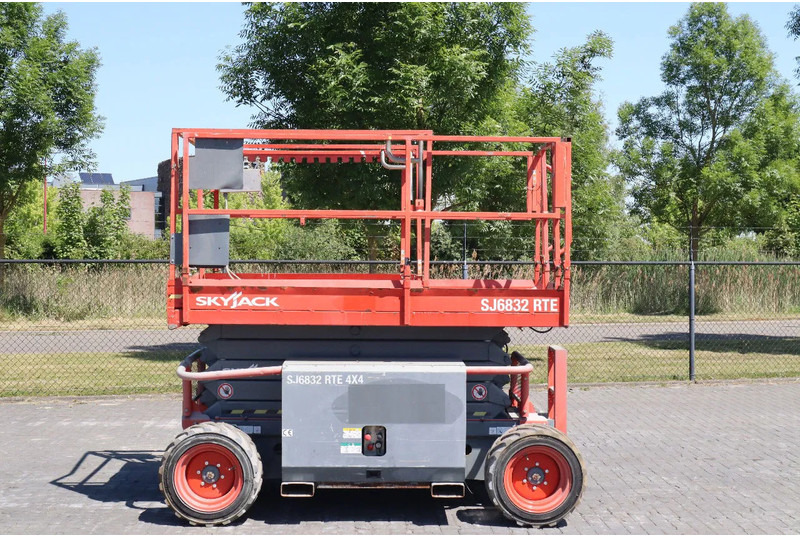 Skyjack SJ 6832 RTE | 12 METER | 454 KG - Plataforma de Tijera/ Plataforma de tesoura: foto 1 Skyjack SJ 6832 RTE | 12 METER | 454 KG - Plataforma de Tijera/ Plataforma de tesoura: foto 1