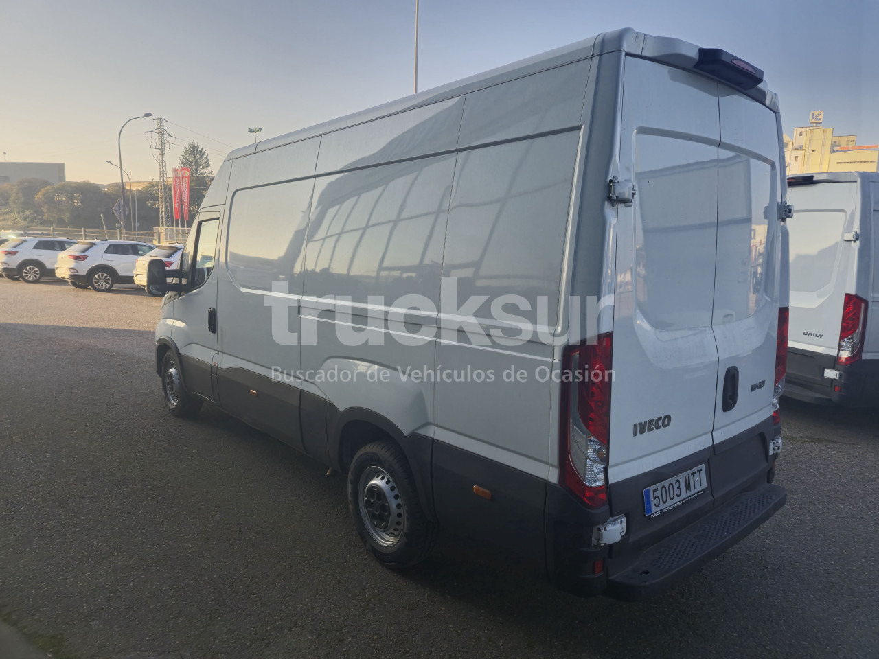 IVECO DAILY 35S16V 12M3 - Carrinha de contentor: foto 4 IVECO DAILY 35S16V 12M3 - Carrinha de contentor: foto 4