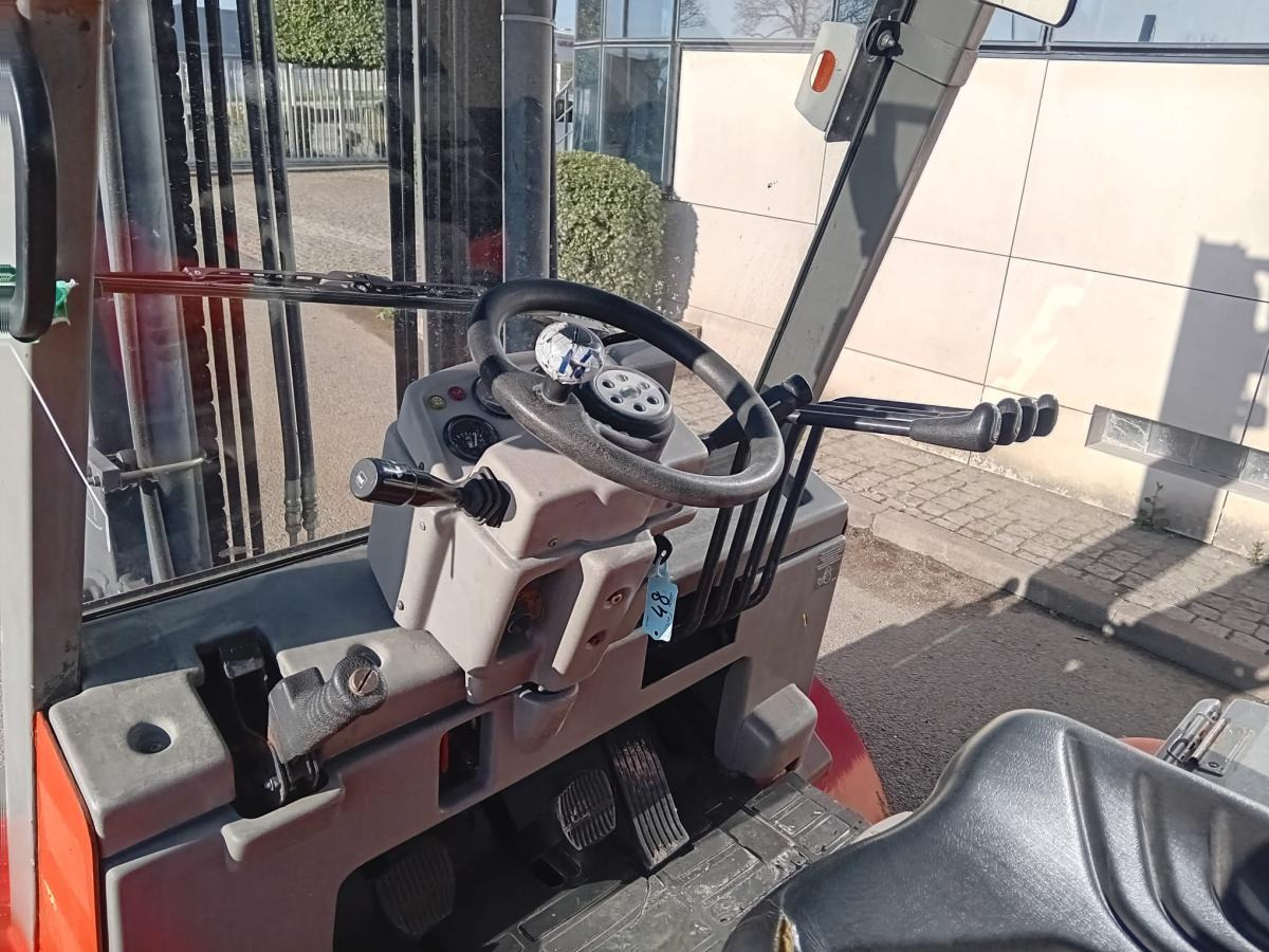 OMG 30D - Empilhador a diesel: foto 4 OMG 30D - Empilhador a diesel: foto 4