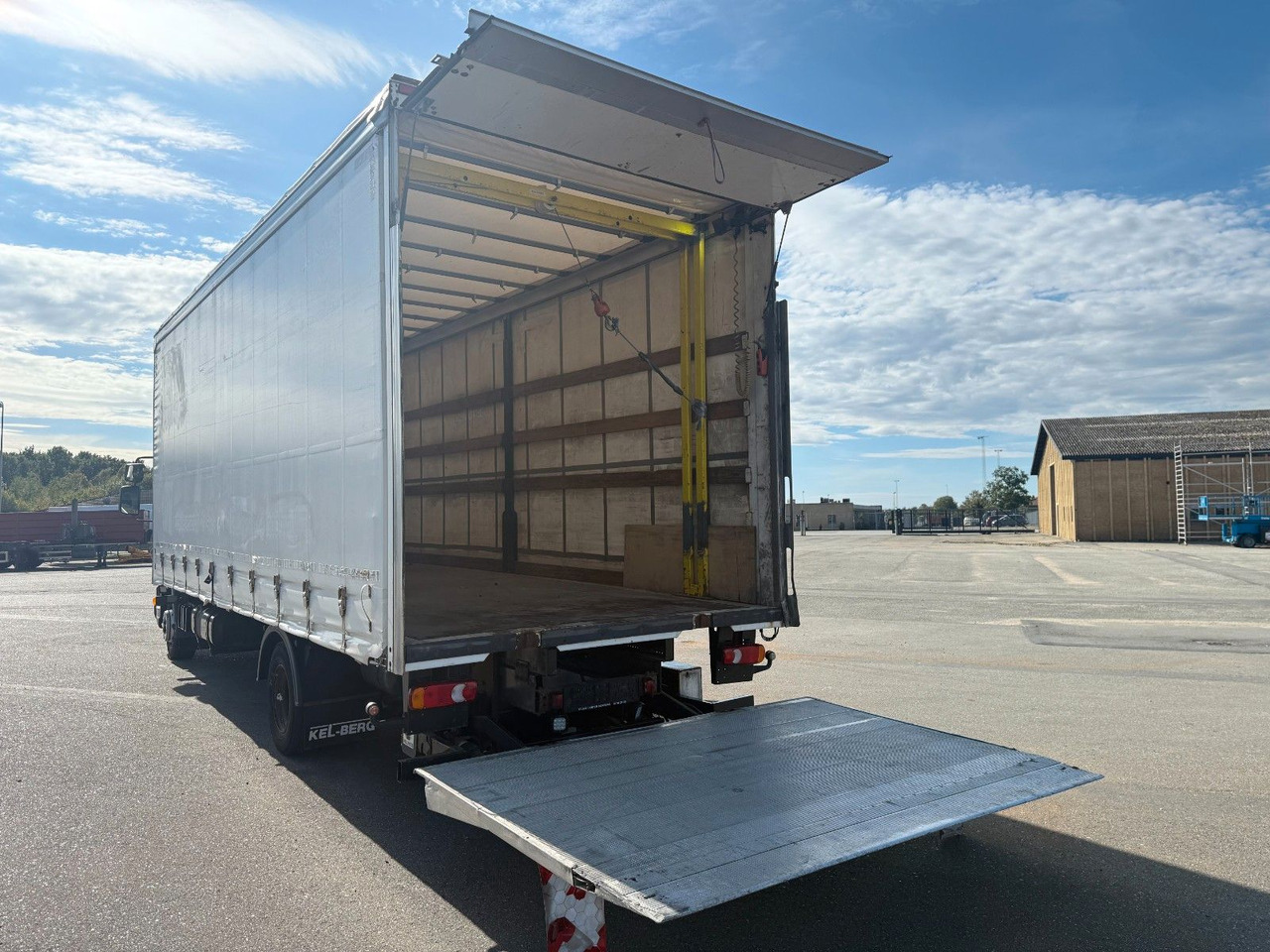 DAF LF 45 /220 4x2 Curtainsider and Taillift Euro 6 - Camião de lona: foto 5 DAF LF 45 /220 4x2 Curtainsider and Taillift Euro 6 - Camião de lona: foto 5