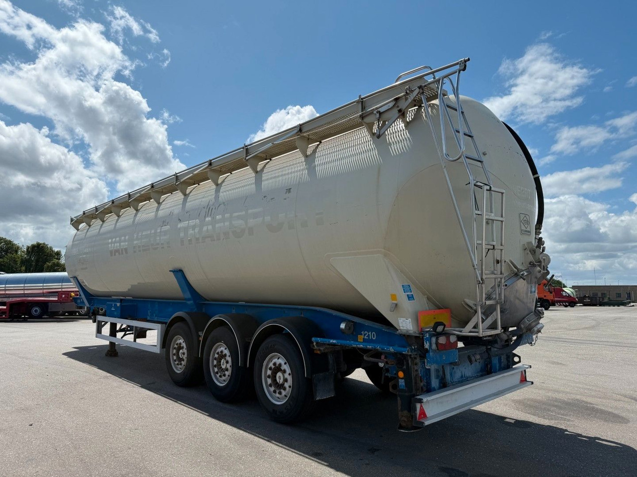 Feldbinder 3 axle 63 m3 Silo trailer Feldbinder 3 axle 63 m3 Silo trailer - Semi-reboque silo: foto 4 Feldbinder 3 axle 63 m3 Silo trailer Feldbinder 3 axle 63 m3 Silo trailer - Semi-reboque silo: foto 4