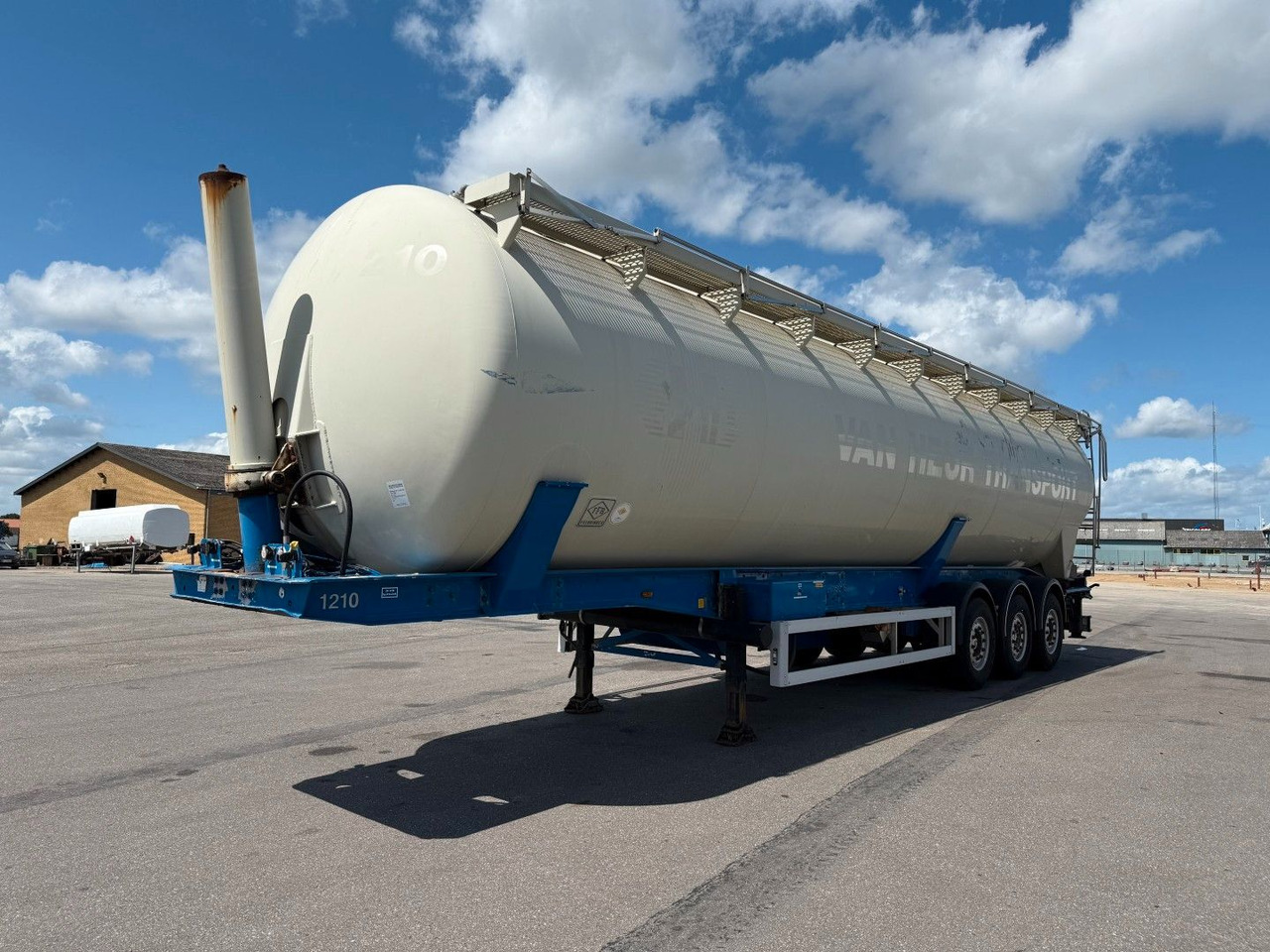 Feldbinder 3 axle 63 m3 Silo trailer Feldbinder 3 axle 63 m3 Silo trailer - Semi-reboque silo: foto 1 Feldbinder 3 axle 63 m3 Silo trailer Feldbinder 3 axle 63 m3 Silo trailer - Semi-reboque silo: foto 1