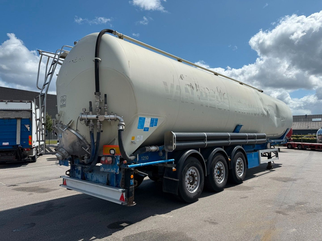 Feldbinder 3 axle 63 m3 Silo trailer Feldbinder 3 axle 63 m3 Silo trailer - Semi-reboque silo: foto 3 Feldbinder 3 axle 63 m3 Silo trailer Feldbinder 3 axle 63 m3 Silo trailer - Semi-reboque silo: foto 3