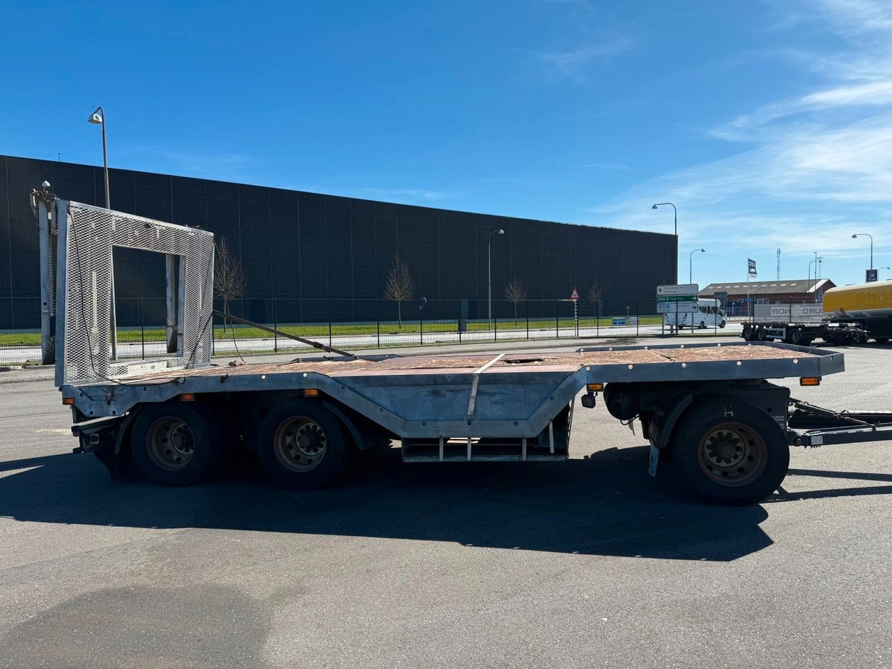 Fliegl FLT328 3 achser Maschinenanhänger mit Radkasten - Reboque baixa: foto 3 Fliegl FLT328 3 achser Maschinenanhänger mit Radkasten - Reboque baixa: foto 3