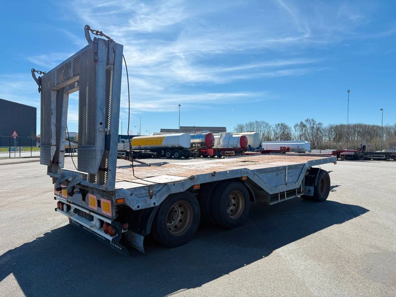 Fliegl FLT328 3 achser Maschinenanhänger mit Radkasten - Reboque baixa: foto 4 Fliegl FLT328 3 achser Maschinenanhänger mit Radkasten - Reboque baixa: foto 4