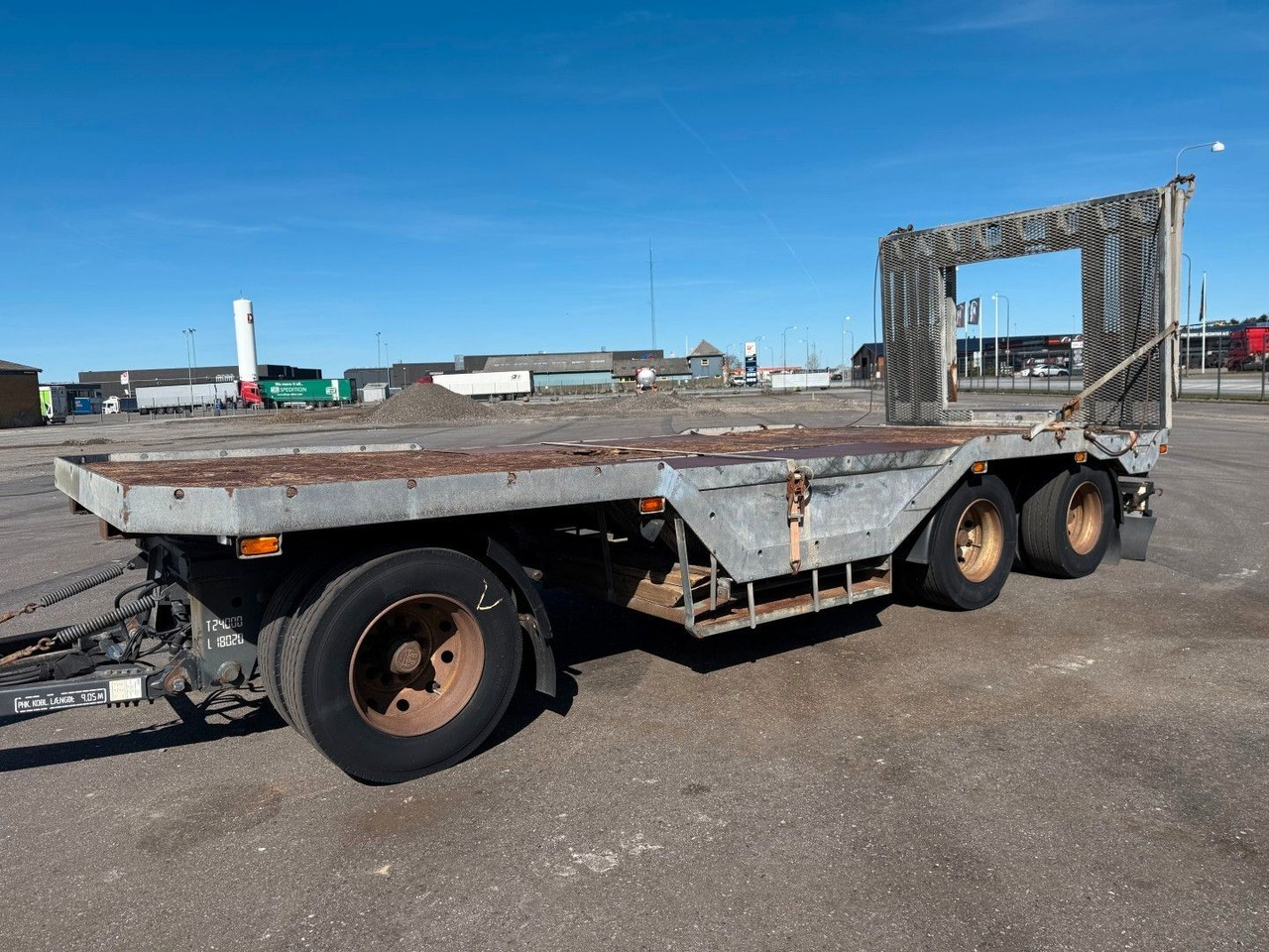 Fliegl FLT328 3 achser Maschinenanhänger mit Radkasten - Reboque baixa: foto 1 Fliegl FLT328 3 achser Maschinenanhänger mit Radkasten - Reboque baixa: foto 1