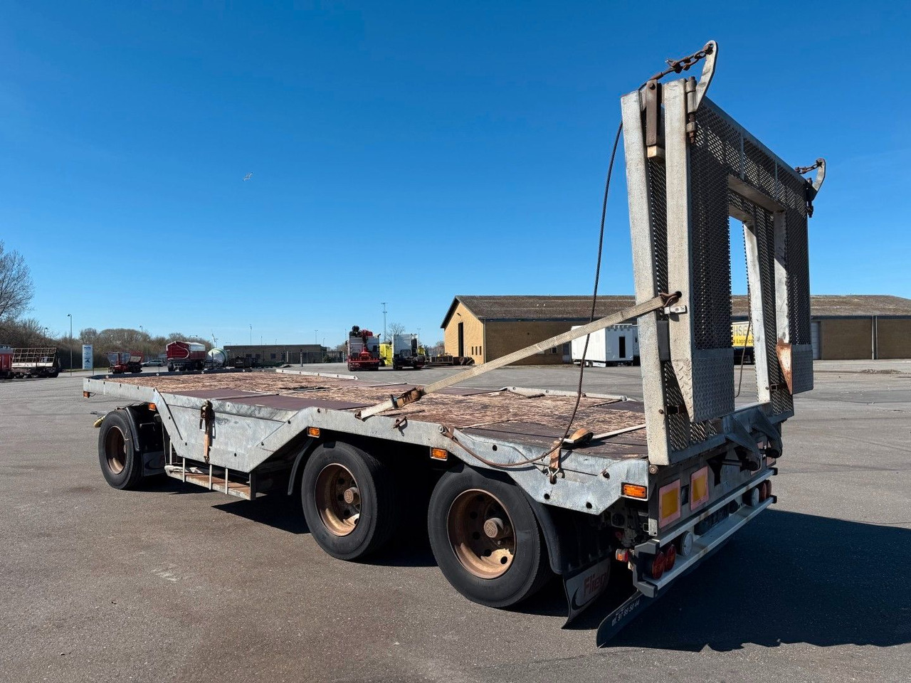 Fliegl FLT328 3 achser Maschinenanhänger mit Radkasten - Reboque baixa: foto 5 Fliegl FLT328 3 achser Maschinenanhänger mit Radkasten - Reboque baixa: foto 5