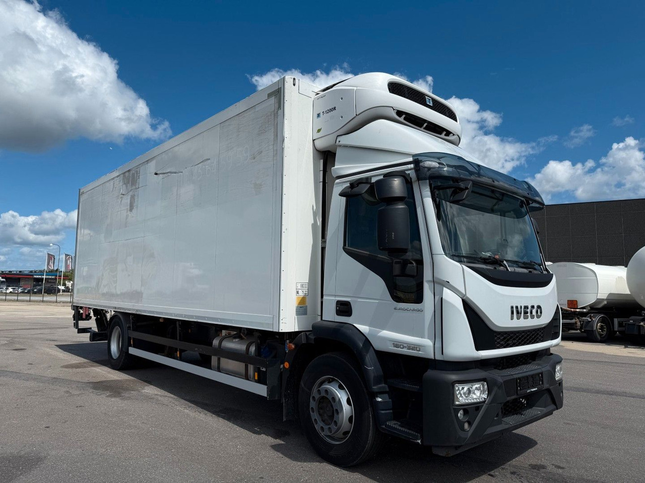 Iveco 180E32 4x2 Schmitz / Thermo King T-1200R Spectru Iveco 180E32 4x2 Schmitz / Thermo King T-1200R Spectru - Camião frigorífico: foto 2 Iveco 180E32 4x2 Schmitz / Thermo King T-1200R Spectru Iveco 180E32 4x2 Schmitz / Thermo King T-1200R Spectru - Camião frigorífico: foto 2