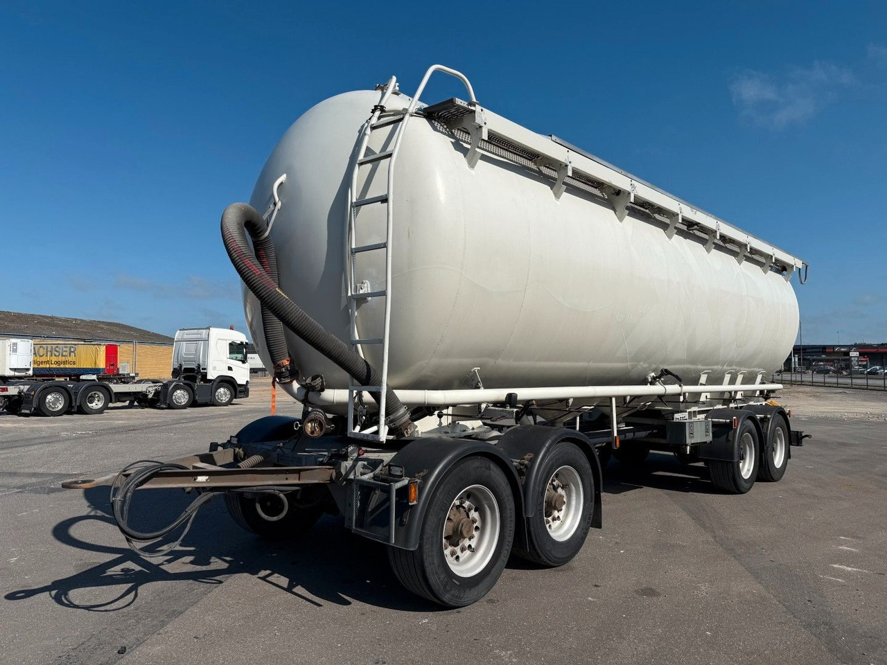 P4T30 4 axle 42 m3 Alu Silo tank - Reboque cisterna: foto 1 P4T30 4 axle 42 m3 Alu Silo tank - Reboque cisterna: foto 1