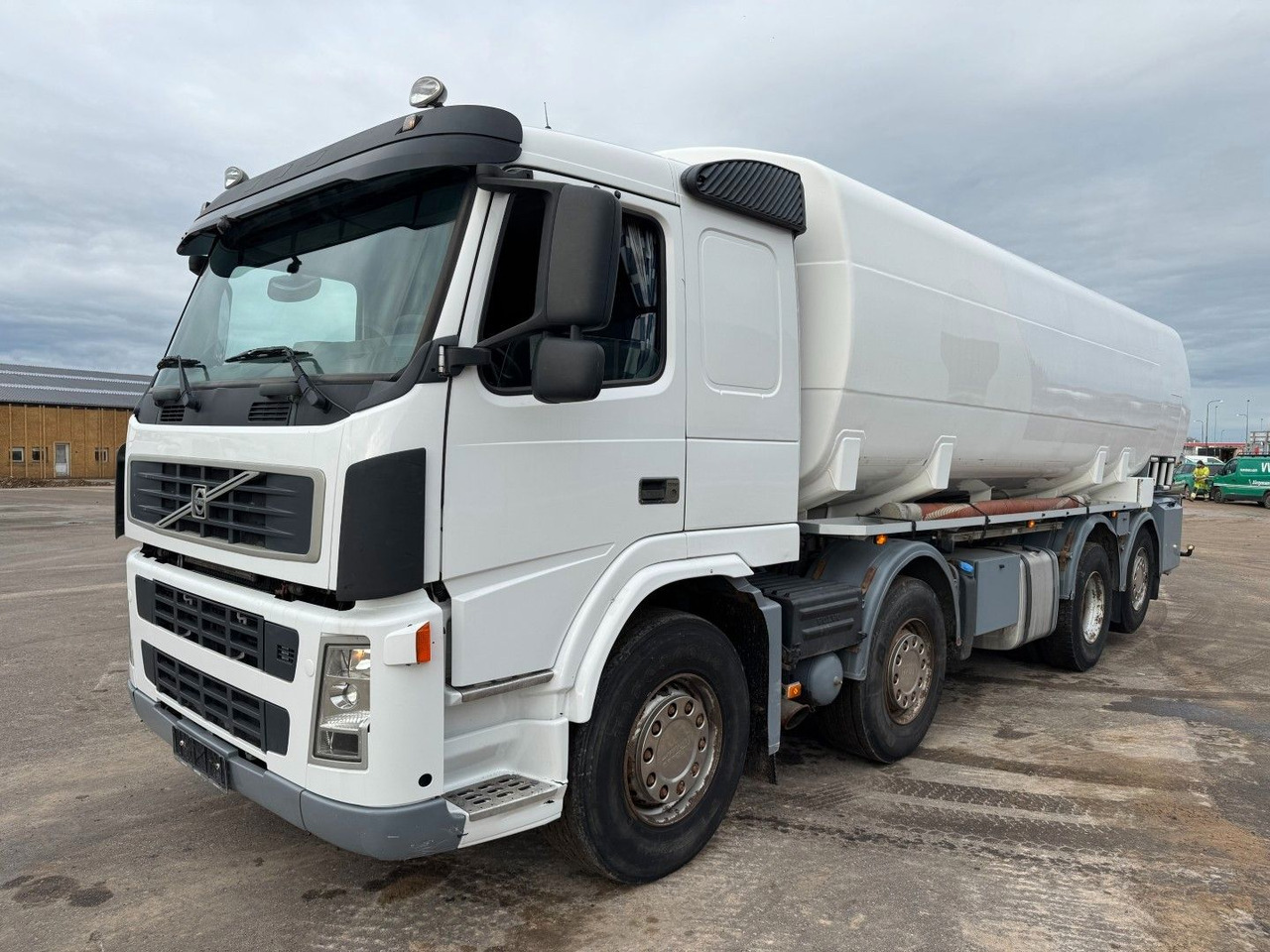 Volvo FM 440 8x2*6 24.000 l. ADR Tanktruck - Camião cisterna: foto 1 Volvo FM 440 8x2*6 24.000 l. ADR Tanktruck - Camião cisterna: foto 1