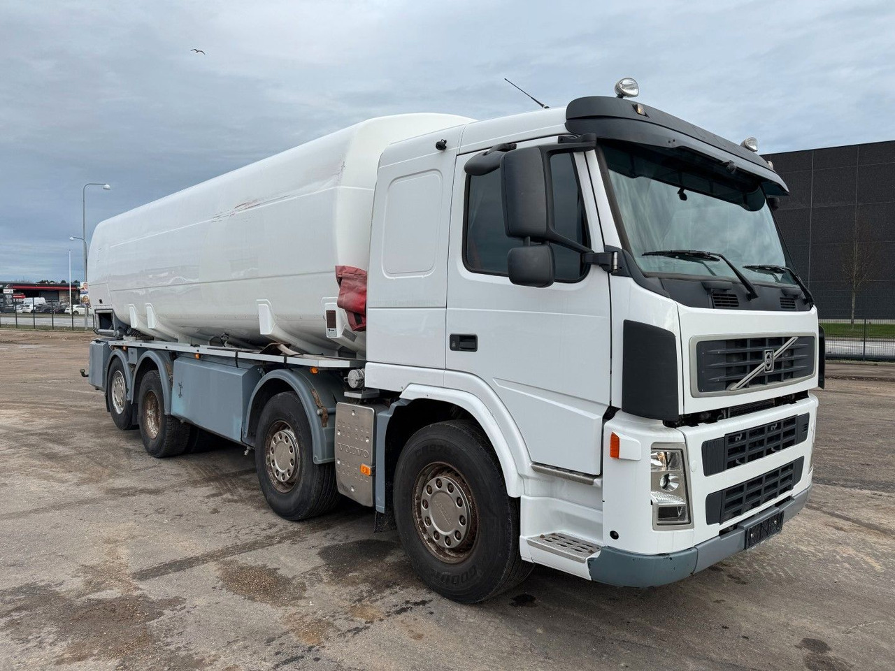 Volvo FM 440 8x2*6 24.000 l. ADR Tanktruck - Camião cisterna: foto 2 Volvo FM 440 8x2*6 24.000 l. ADR Tanktruck - Camião cisterna: foto 2