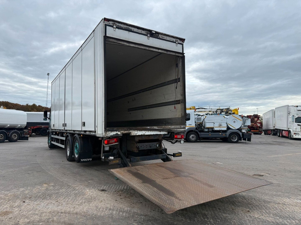 Volvo FM330 6x2*4 Carrier Supra 1050 Nordic - Camião frigorífico: foto 5 Volvo FM330 6x2*4 Carrier Supra 1050 Nordic - Camião frigorífico: foto 5