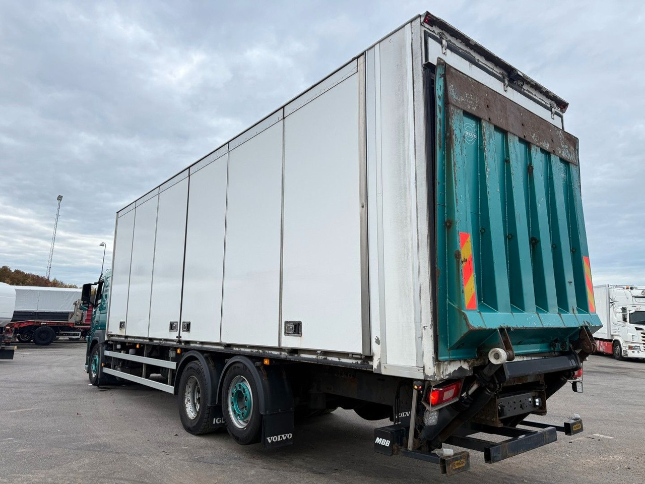 Volvo FM330 6x2*4 Carrier Supra 1050 Nordic - Camião frigorífico: foto 4 Volvo FM330 6x2*4 Carrier Supra 1050 Nordic - Camião frigorífico: foto 4