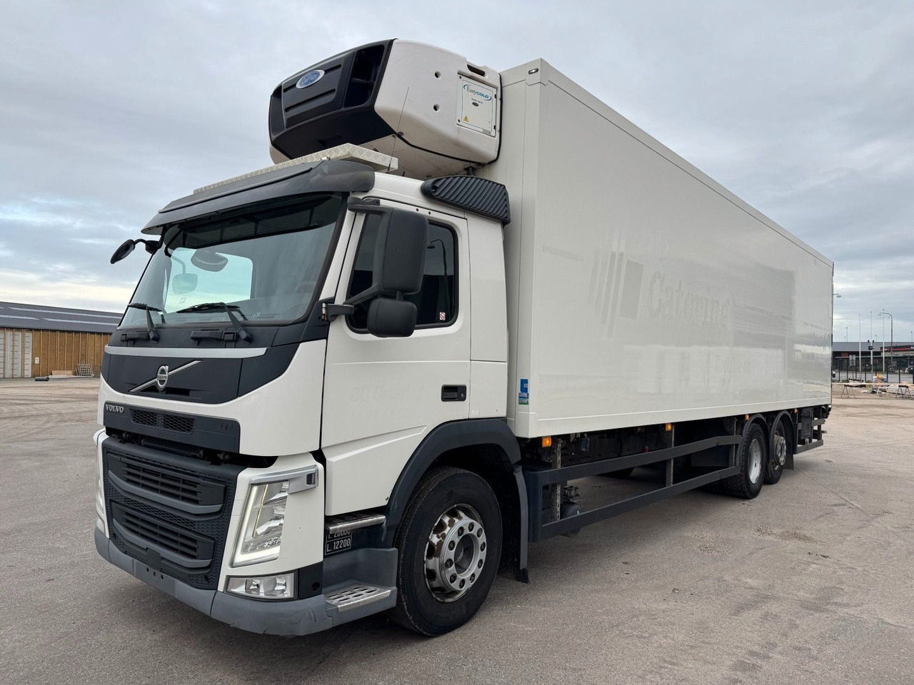 Volvo FM330 6x2*4 Carrier Supra 1250 Mt 9,9m (defekt f - Camião frigorífico: foto 1 Volvo FM330 6x2*4 Carrier Supra 1250 Mt 9,9m (defekt f - Camião frigorífico: foto 1