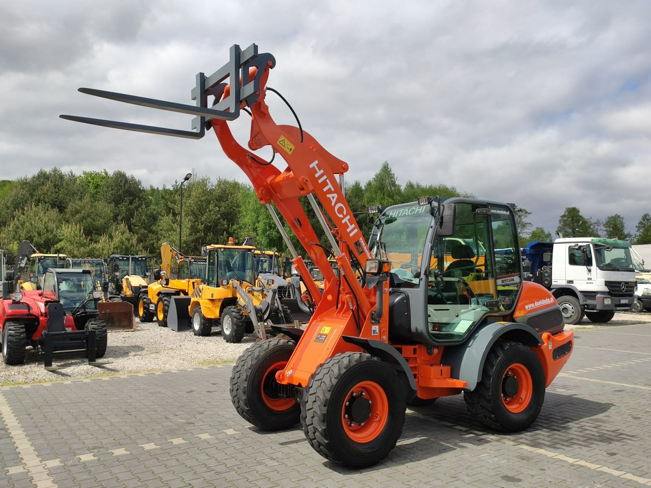 Hitachi ZW75 Wheel Loader Szybko-Złącze Widły Stan Bardzo Dobry - Pá carregadora de rodas: foto 1 Hitachi ZW75 Wheel Loader Szybko-Złącze Widły Stan Bardzo Dobry - Pá carregadora de rodas: foto 1