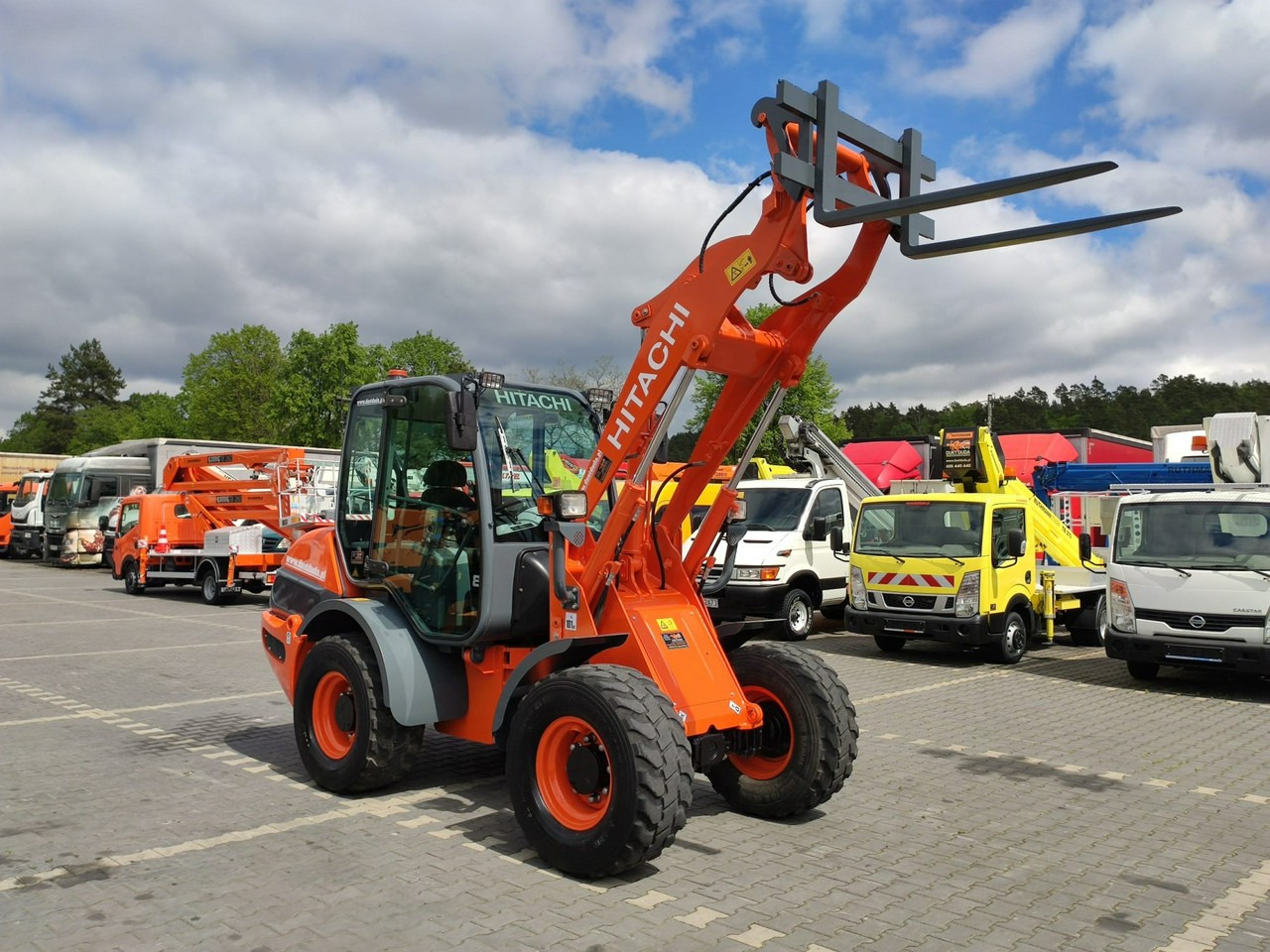 Hitachi ZW75 Wheel Loader Szybko-Złącze Widły Stan Bardzo Dobry - Pá carregadora de rodas: foto 2 Hitachi ZW75 Wheel Loader Szybko-Złącze Widły Stan Bardzo Dobry - Pá carregadora de rodas: foto 2