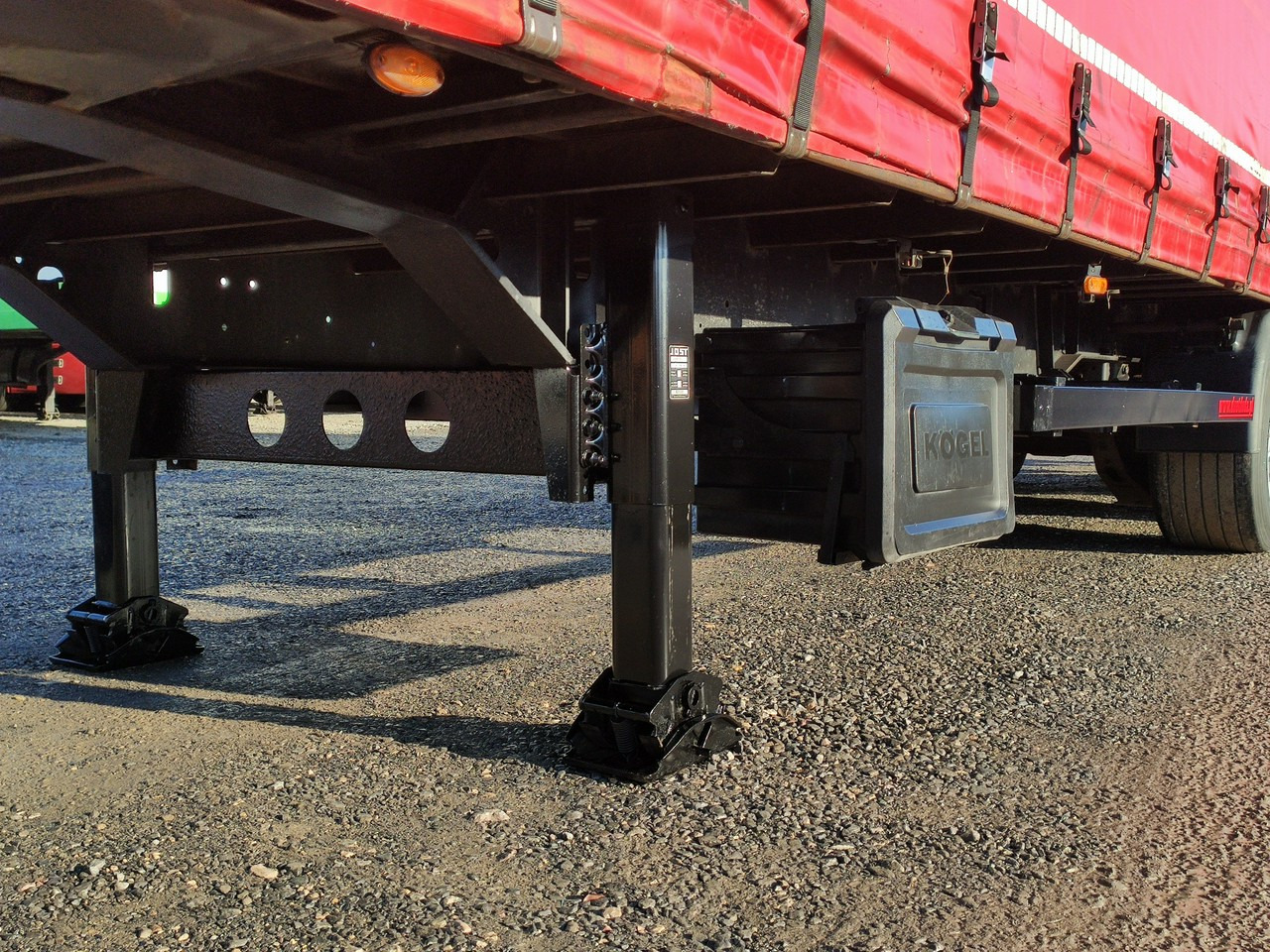 Kogel SN24 Firana Mega Oś Podnoszona - Semi-reboque de lona: foto 4 Kogel SN24 Firana Mega Oś Podnoszona - Semi-reboque de lona: foto 4