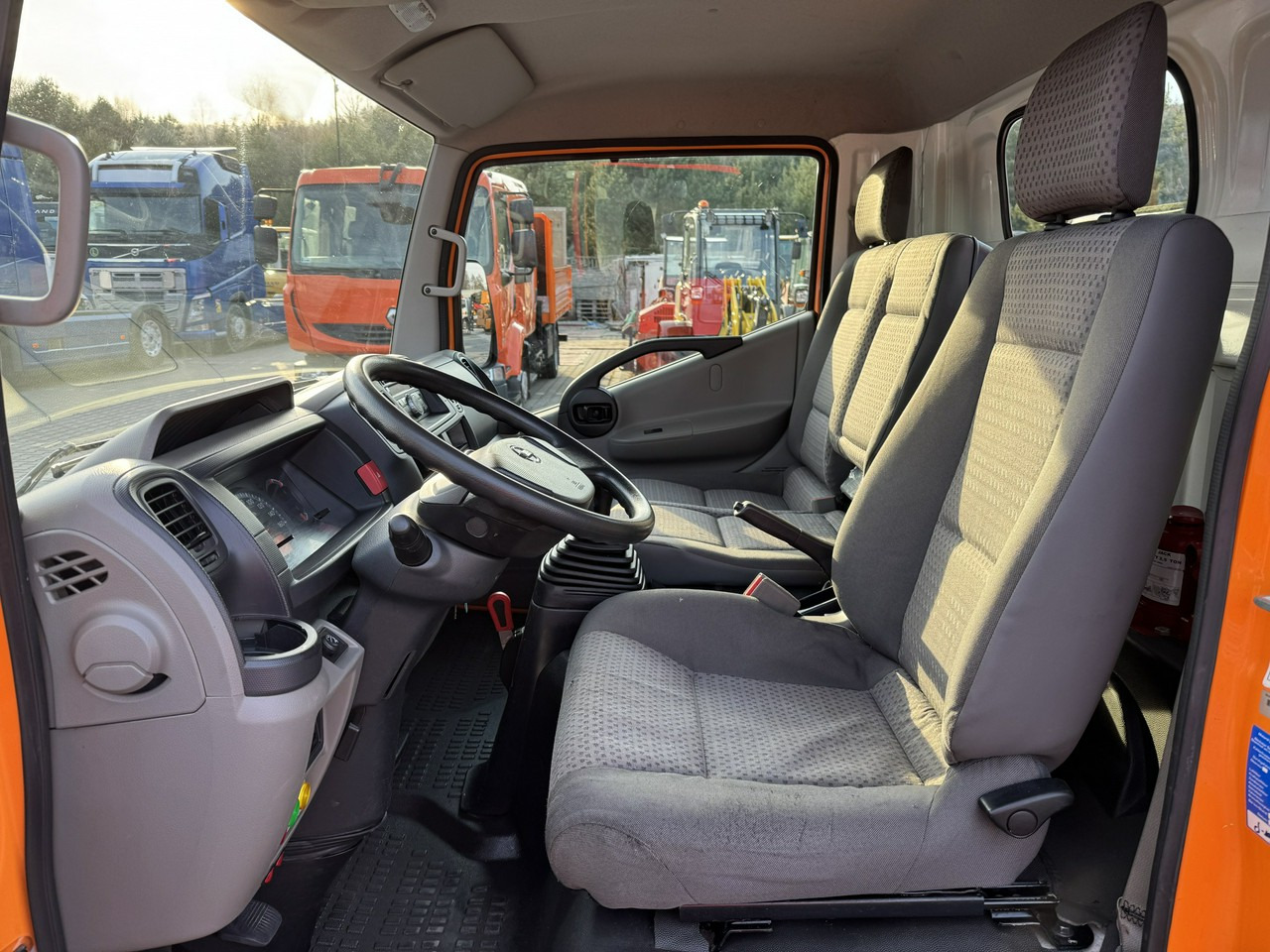 Caminhão com plataforma aérea Nissan Cabstar: foto 28