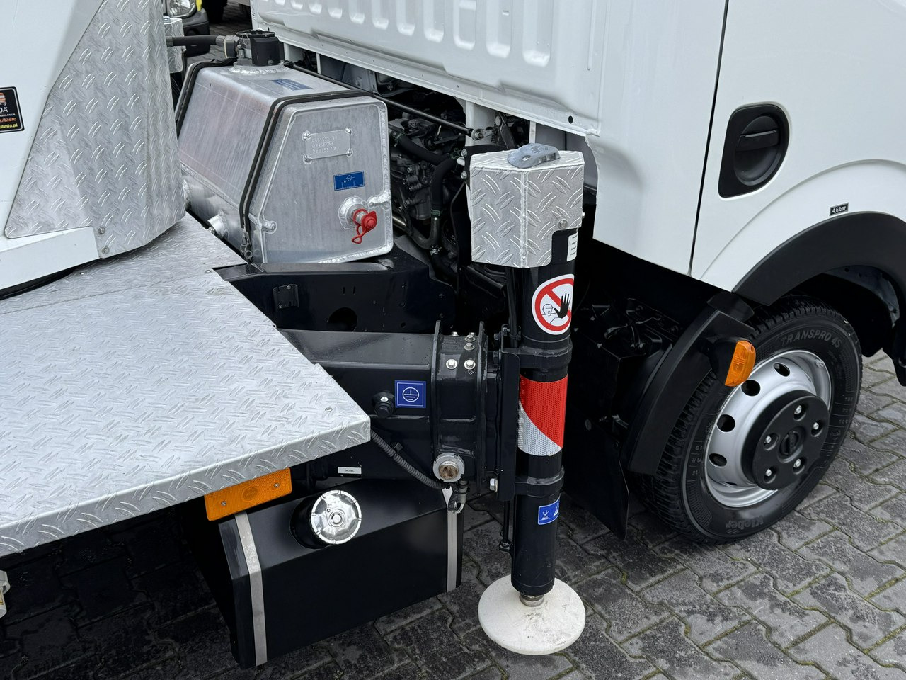 Caminhão com plataforma aérea Nissan Cabstar: foto 20