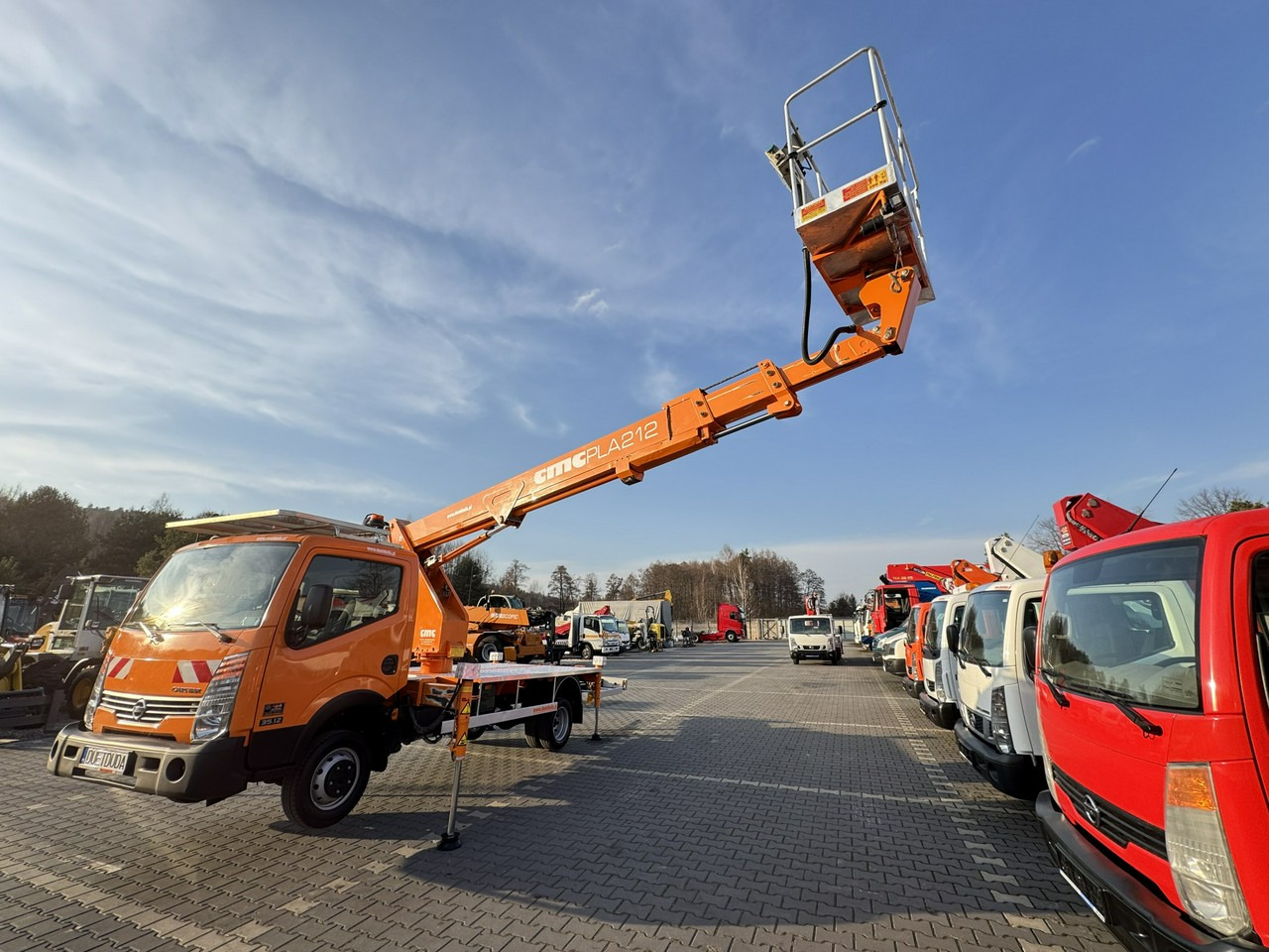 Caminhão com plataforma aérea Nissan Cabstar: foto 16