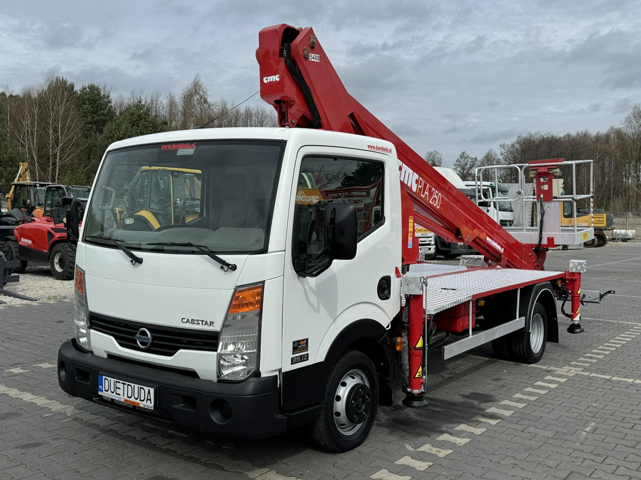 Nissan Cabstar - Caminhão com plataforma aérea: foto 4 Nissan Cabstar - Caminhão com plataforma aérea: foto 4