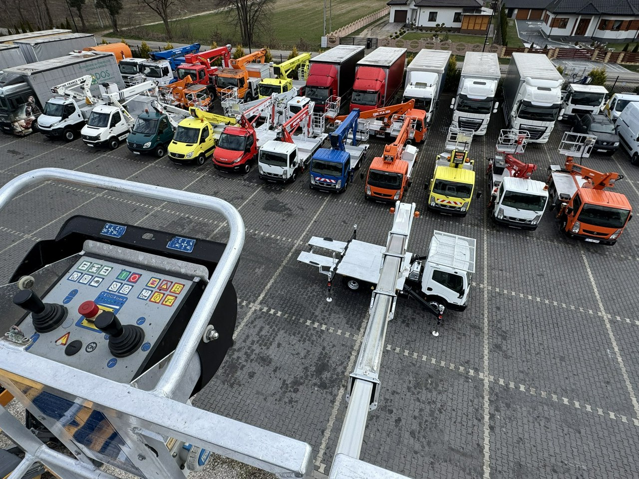 Caminhão com plataforma aérea Nissan Cabstar: foto 14