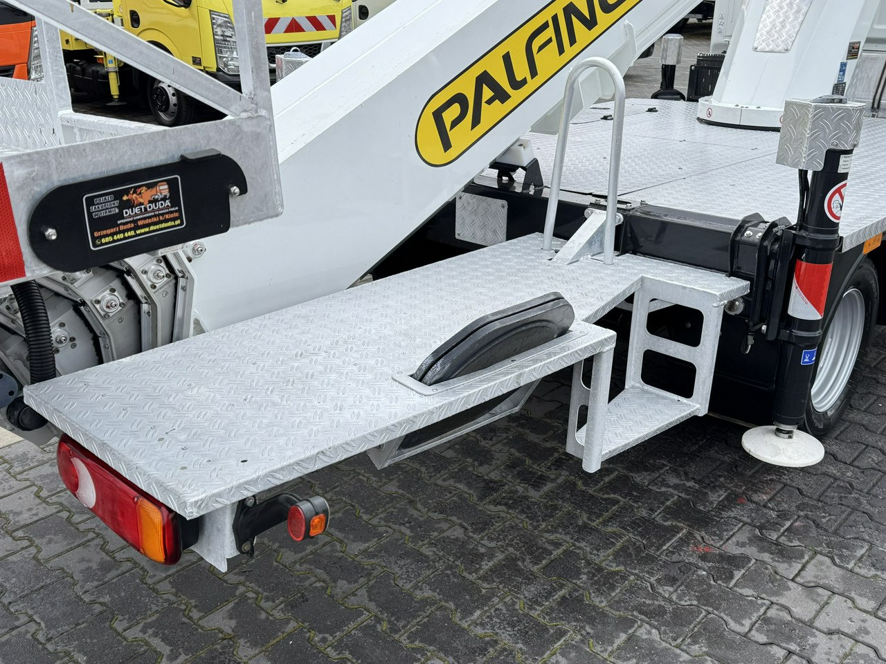 Caminhão com plataforma aérea Nissan Cabstar: foto 23