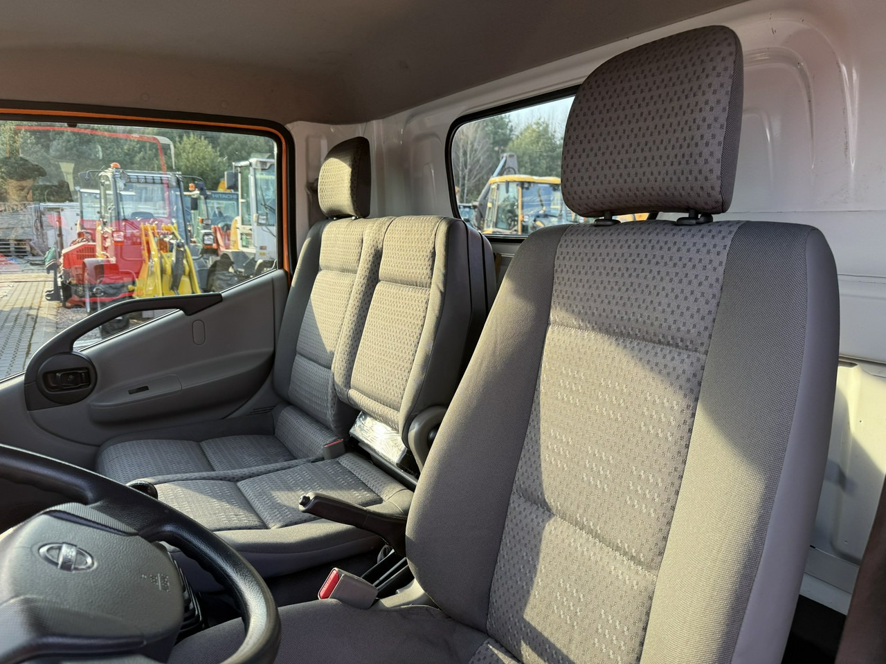 Caminhão com plataforma aérea Nissan Cabstar: foto 32