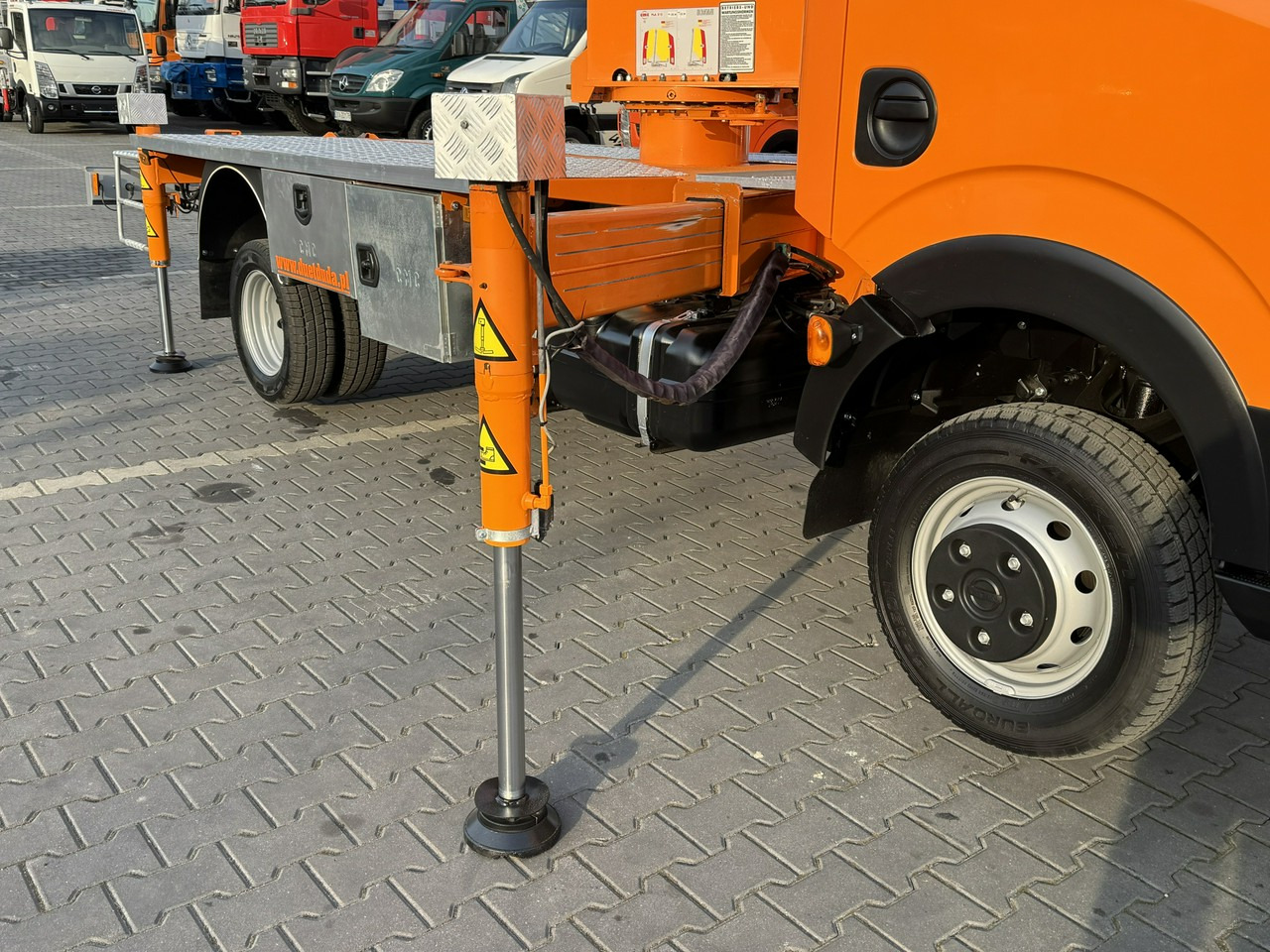 Caminhão com plataforma aérea Nissan Cabstar: foto 6