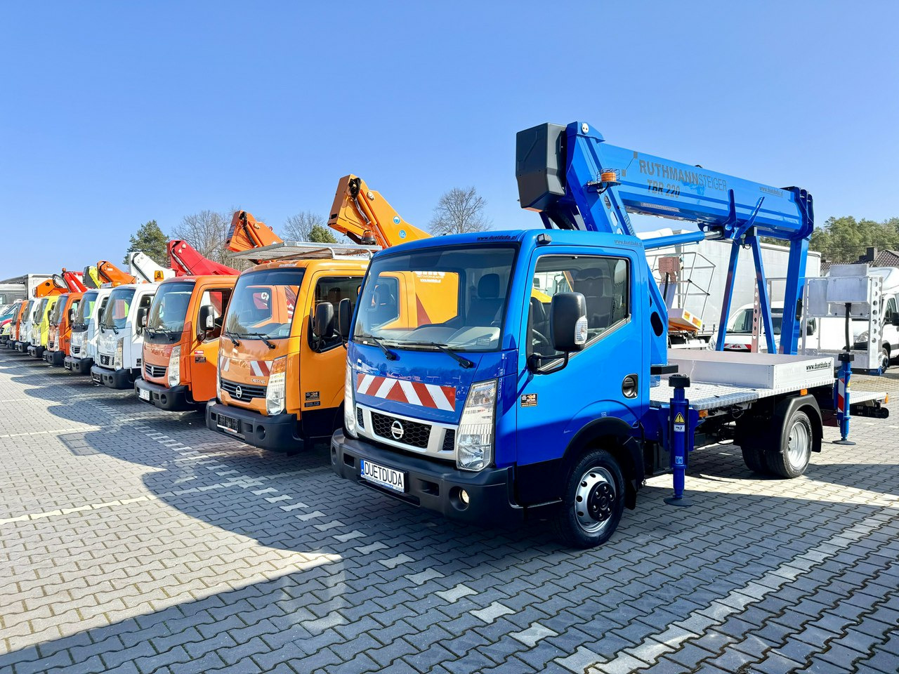 Caminhão com plataforma aérea Nissan Cabstar: foto 1