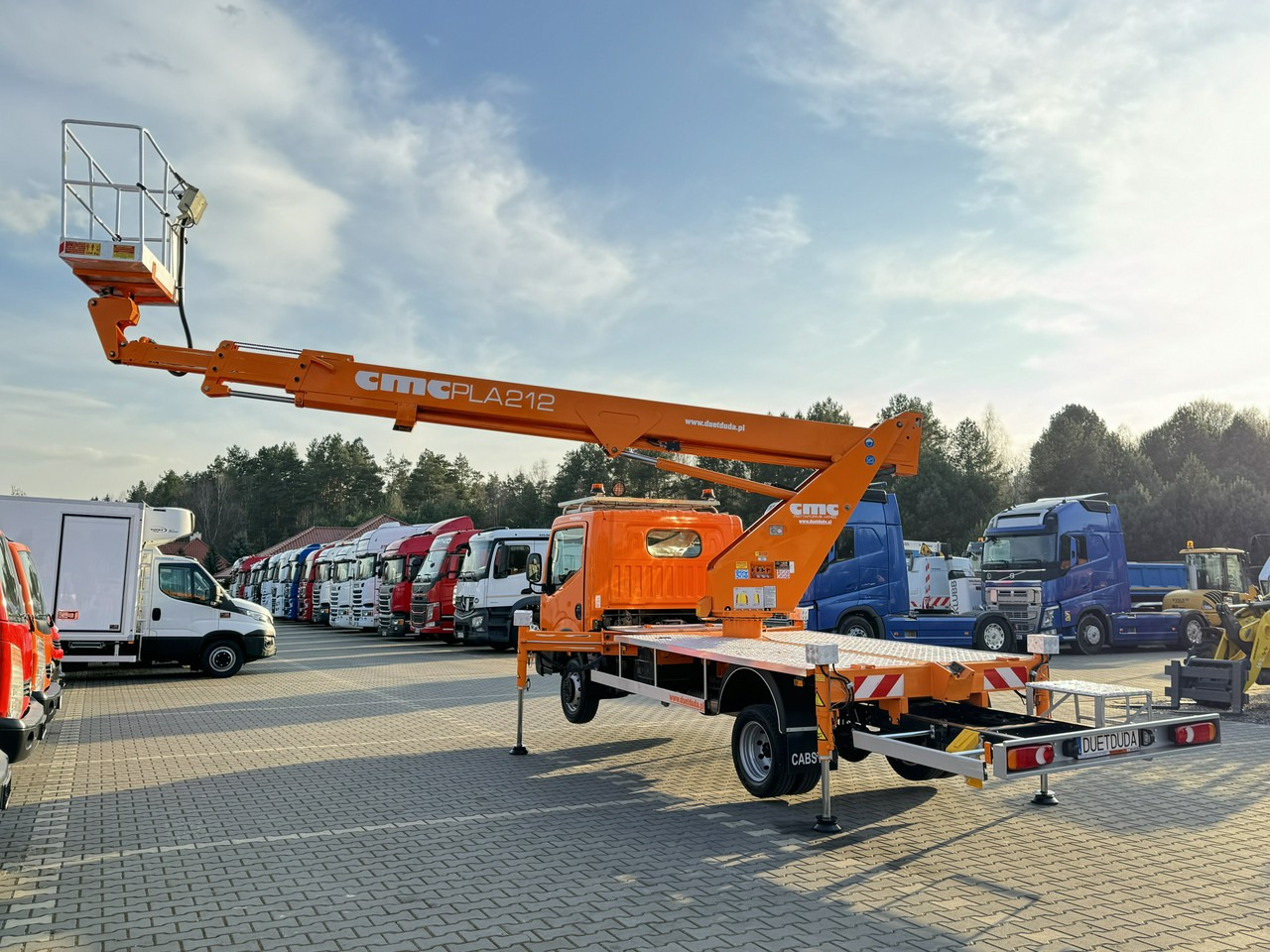 Caminhão com plataforma aérea Nissan Cabstar: foto 19