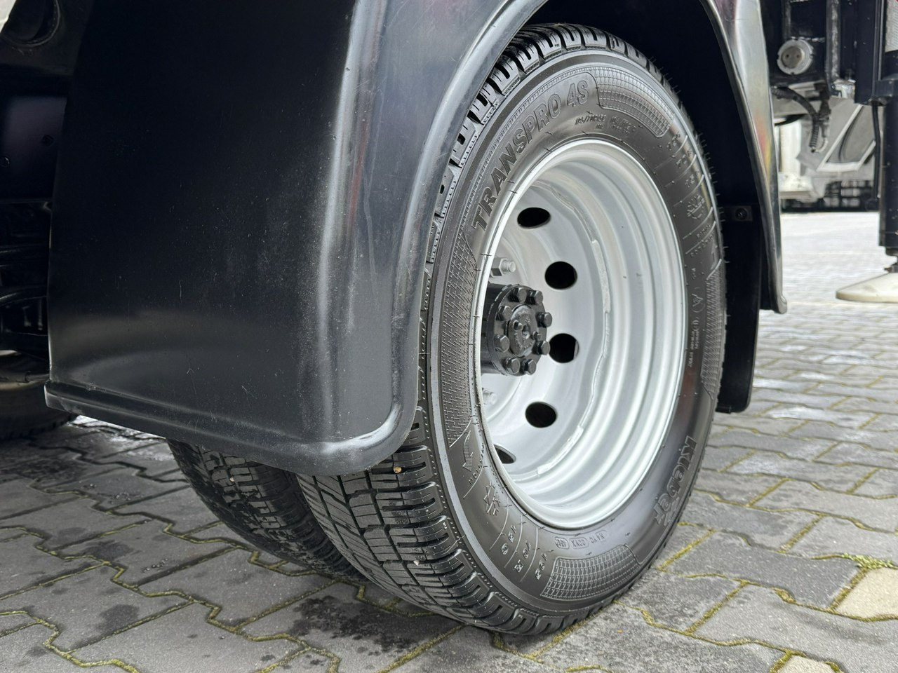 Caminhão com plataforma aérea Nissan Cabstar: foto 12