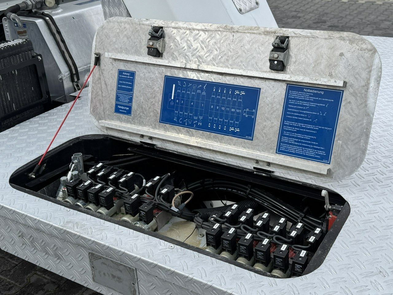 Caminhão com plataforma aérea Nissan Cabstar: foto 7