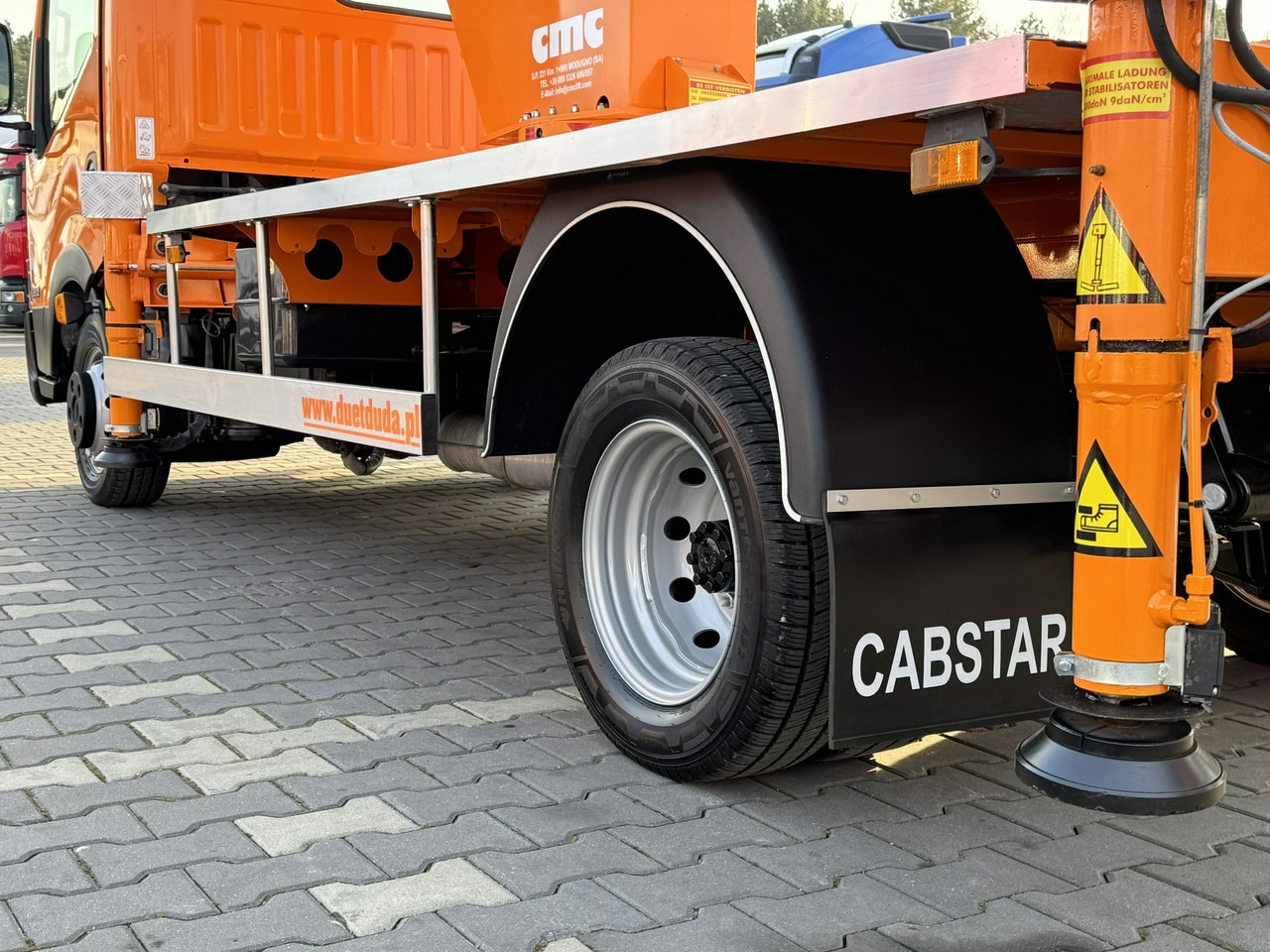 Caminhão com plataforma aérea Nissan Cabstar: foto 20