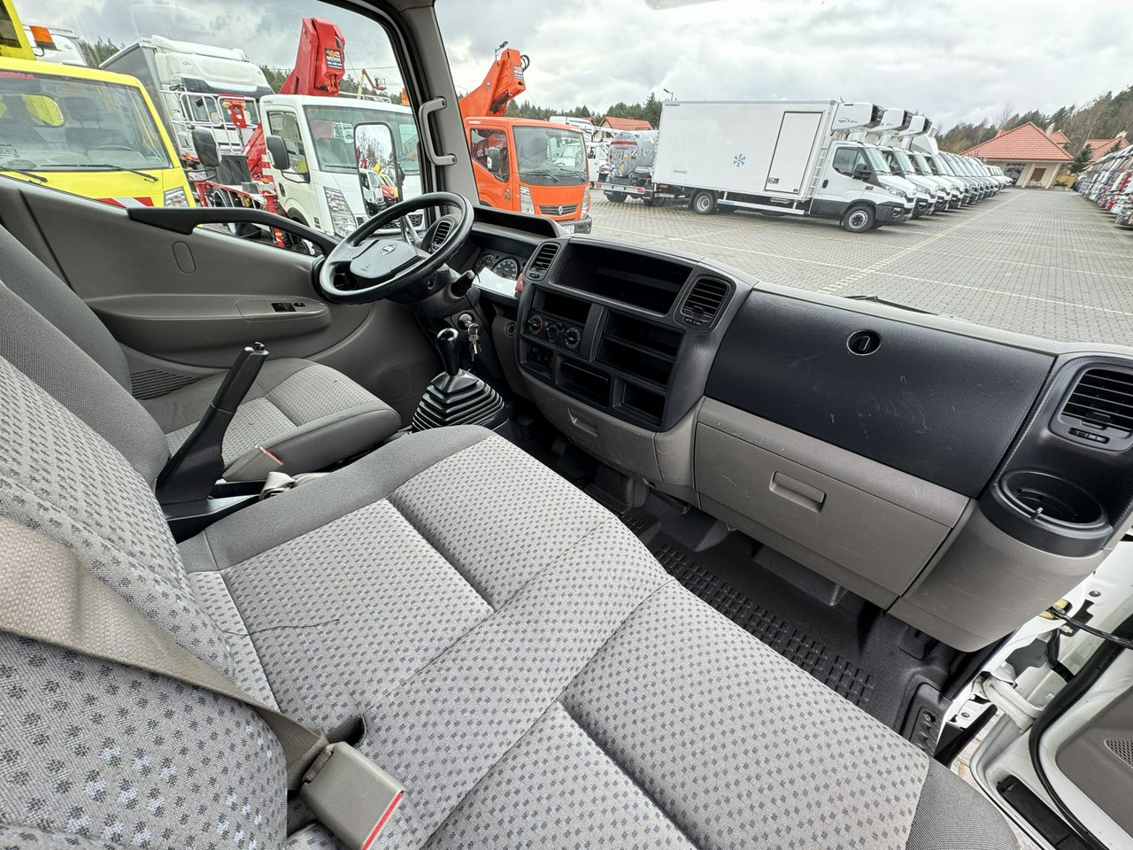 Caminhão com plataforma aérea Nissan Cabstar: foto 32
