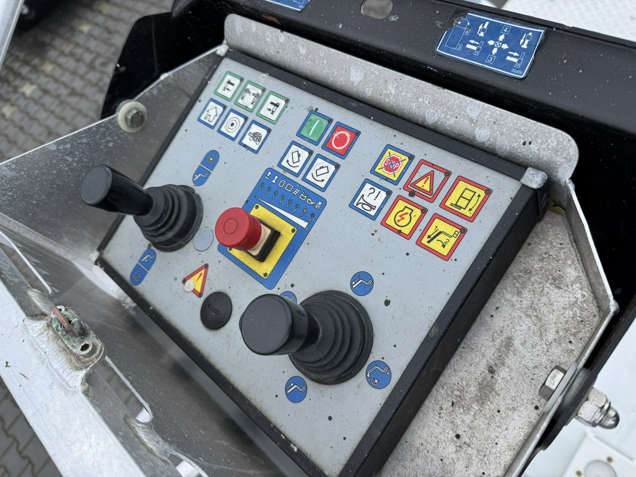 Caminhão com plataforma aérea Nissan Cabstar: foto 18