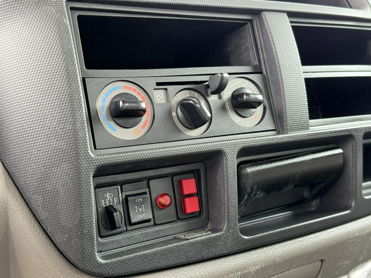 Caminhão com plataforma aérea Nissan Cabstar: foto 29